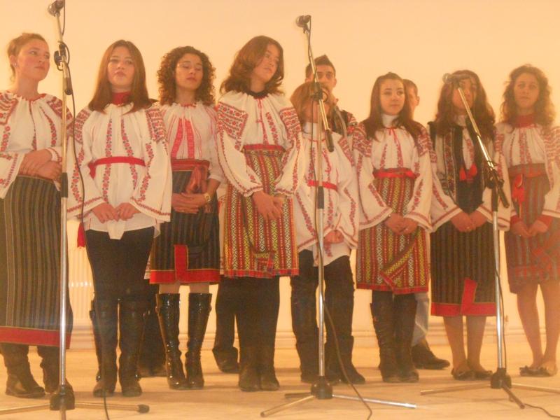 Ansamblul ,,Doina Costestilor" la deschiderea Caminului Cultural Rachiti