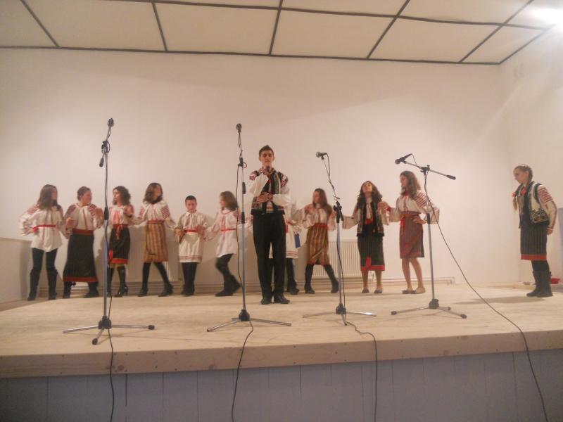Ansamblul ,,Doina Costestilor" la deschiderea Caminului Cultural Rachiti