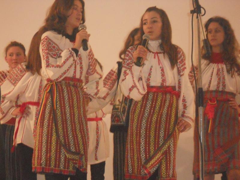 Ansamblul ,,Doina Costestilor" la deschiderea Caminului Cultural Rachiti