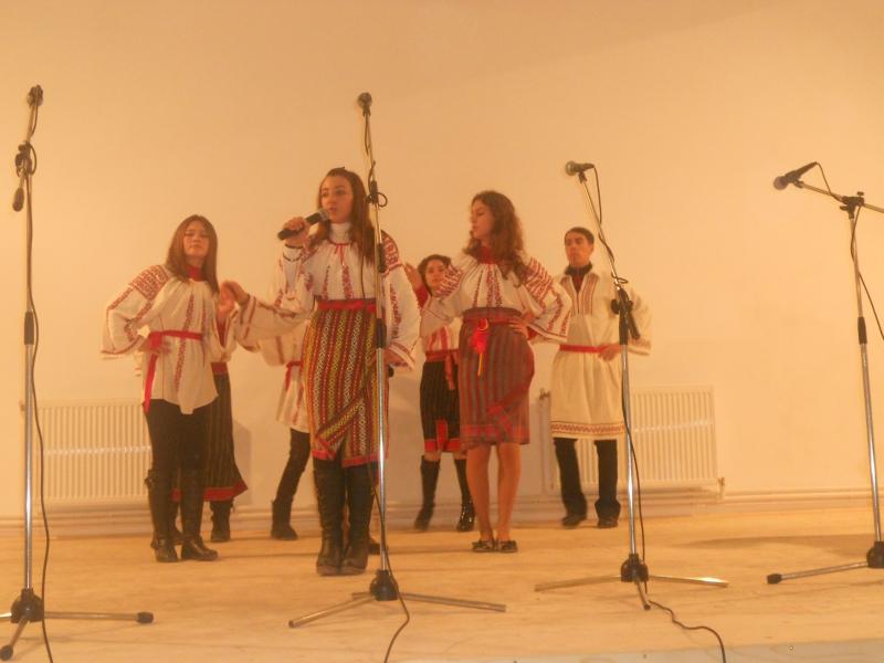 Ansamblul ,,Doina Costestilor" la deschiderea Caminului Cultural Rachiti