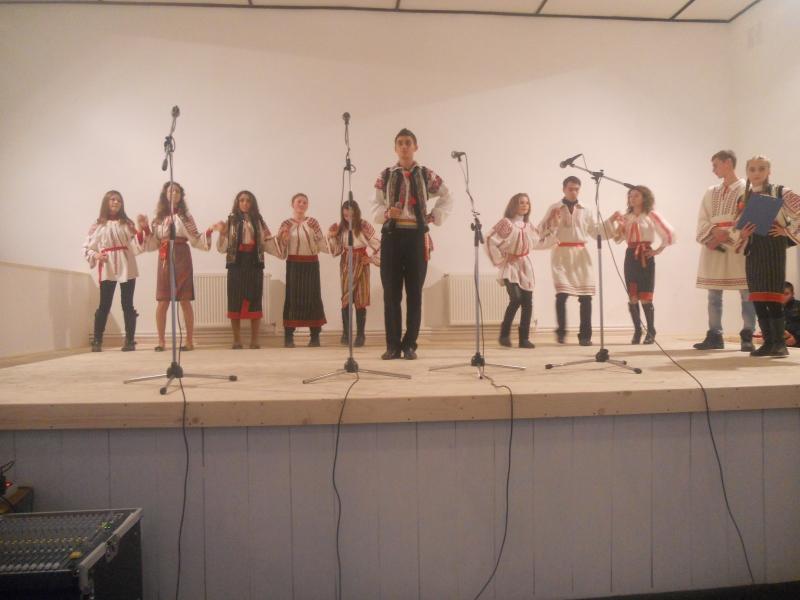 Ansamblul ,,Doina Costestilor" la deschiderea Caminului Cultural Rachiti