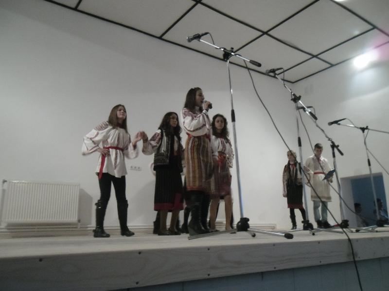 Ansamblul ,,Doina Costestilor" la deschiderea Caminului Cultural Rachiti