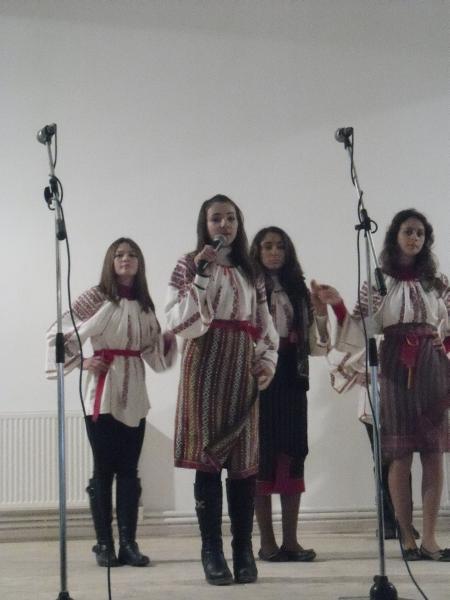 Ansamblul ,,Doina Costestilor" la deschiderea Caminului Cultural Rachiti