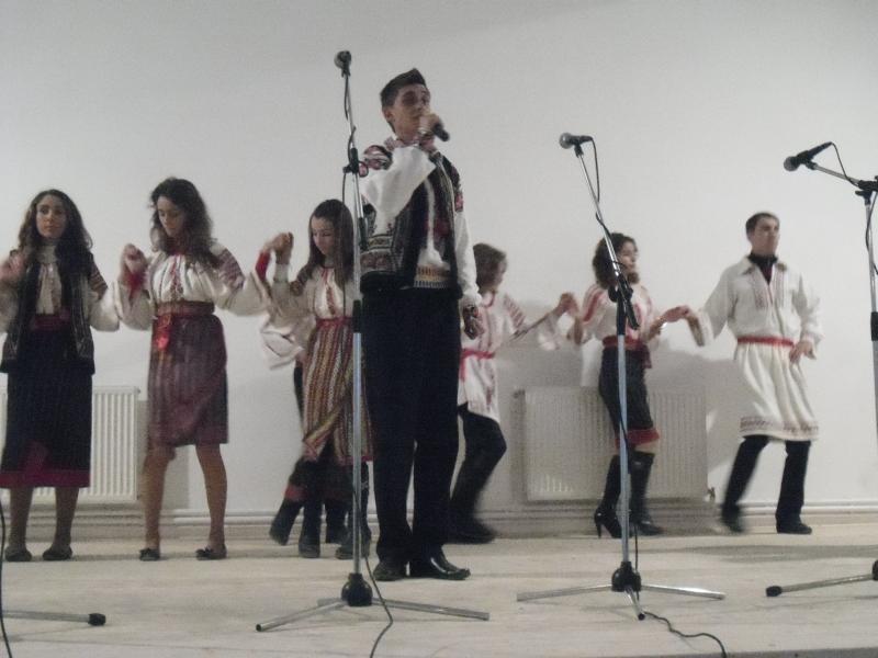 Ansamblul ,,Doina Costestilor" la deschiderea Caminului Cultural Rachiti