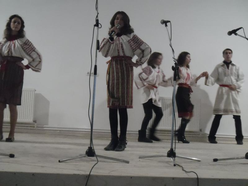 Ansamblul ,,Doina Costestilor" la deschiderea Caminului Cultural Rachiti