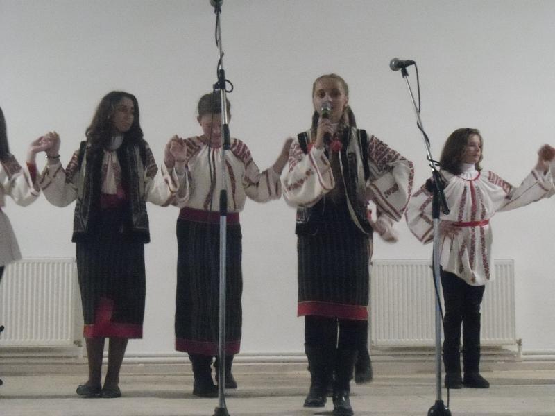 Ansamblul ,,Doina Costestilor" la deschiderea Caminului Cultural Rachiti