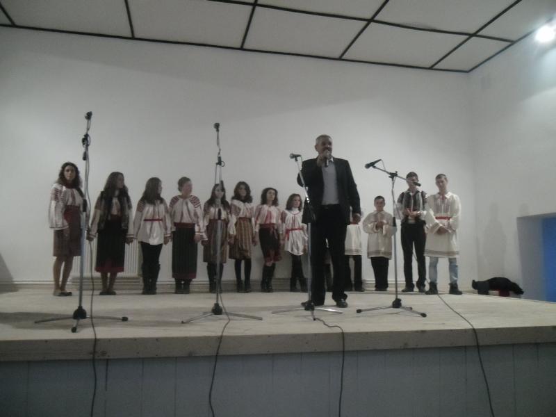 Ansamblul ,,Doina Costestilor" la deschiderea Caminului Cultural Rachiti