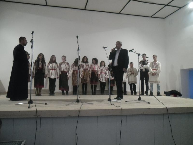 Ansamblul ,,Doina Costestilor" la deschiderea Caminului Cultural Rachiti