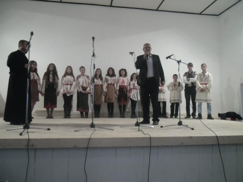 Ansamblul ,,Doina Costestilor" la deschiderea Caminului Cultural Rachiti